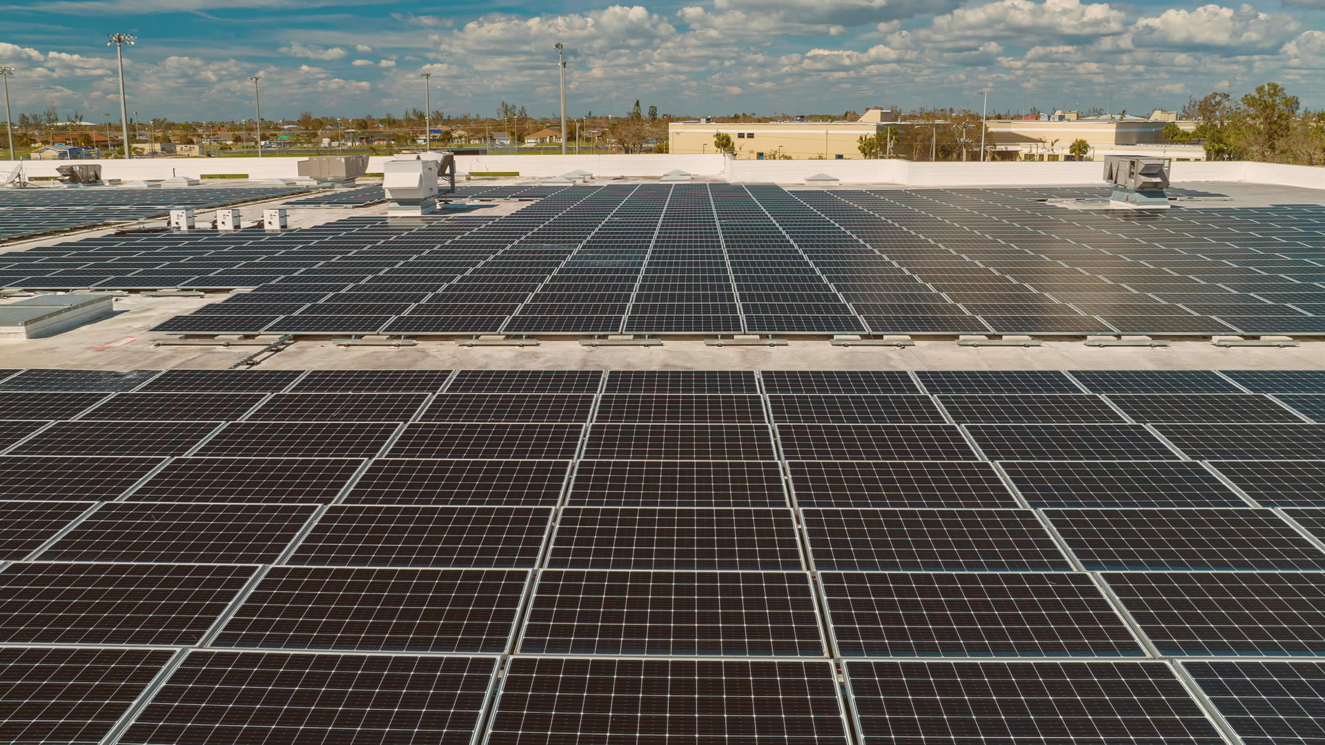 Razones para instalar paneles solares en tu empresa - Energiber