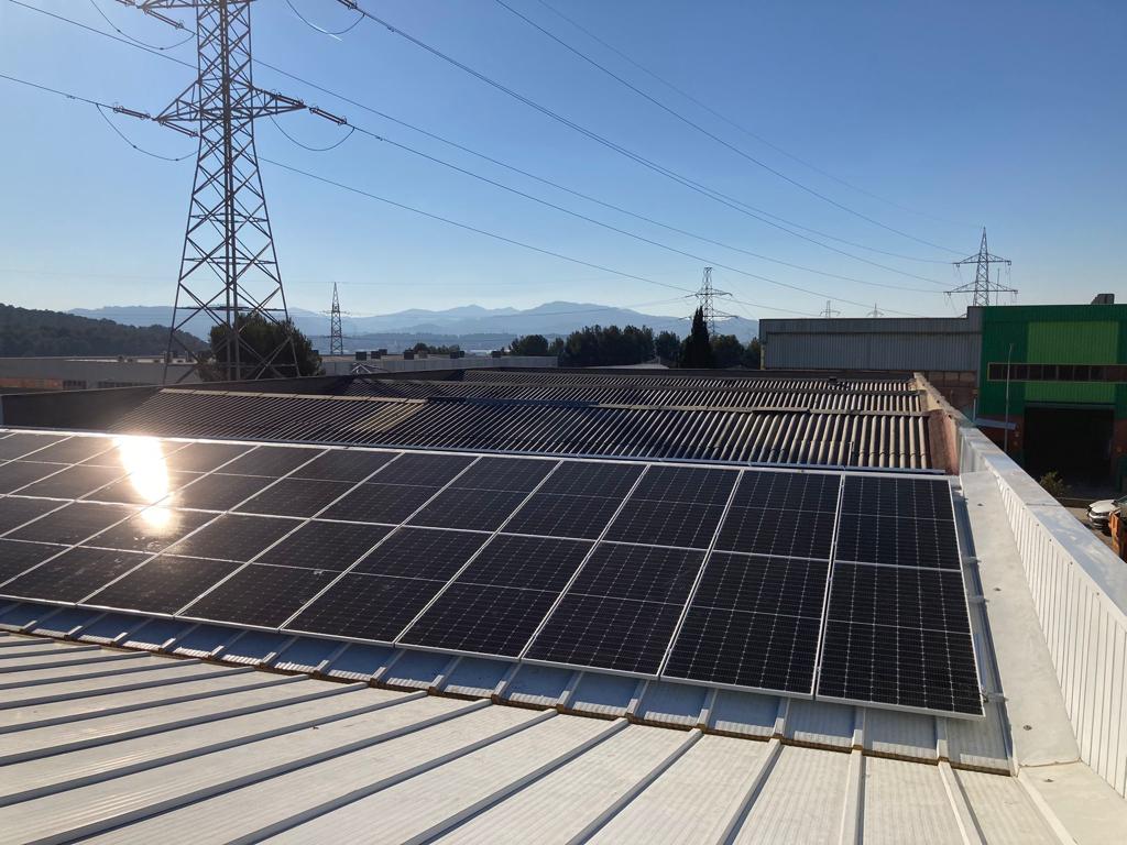 Instalacion obra autoconsumo industrial Energiber Plásticos Buma Rubí en Barcelona