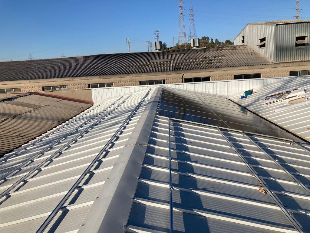 Instalacion obra autoconsumo industrial Energiber Plásticos Buma Rubí en Barcelona