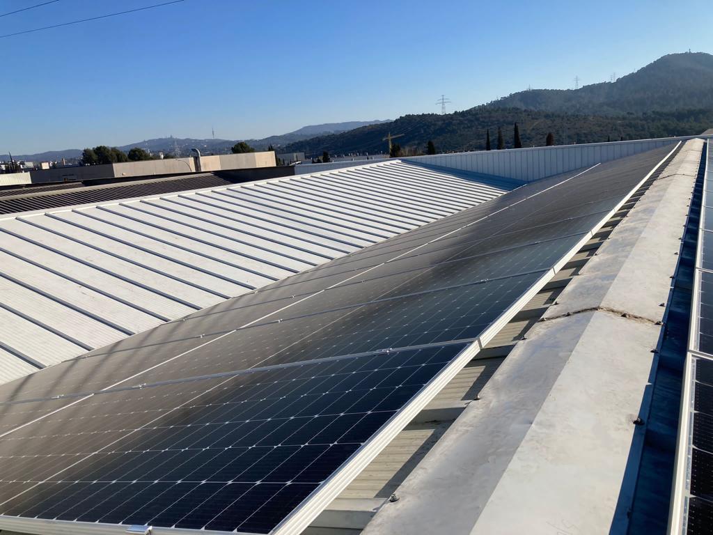 Instalacion obra autoconsumo industrial Energiber Plásticos Buma Rubí en Barcelona