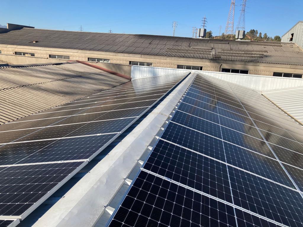 Instalacion obra autoconsumo industrial Energiber Plásticos Buma Rubí en Barcelona