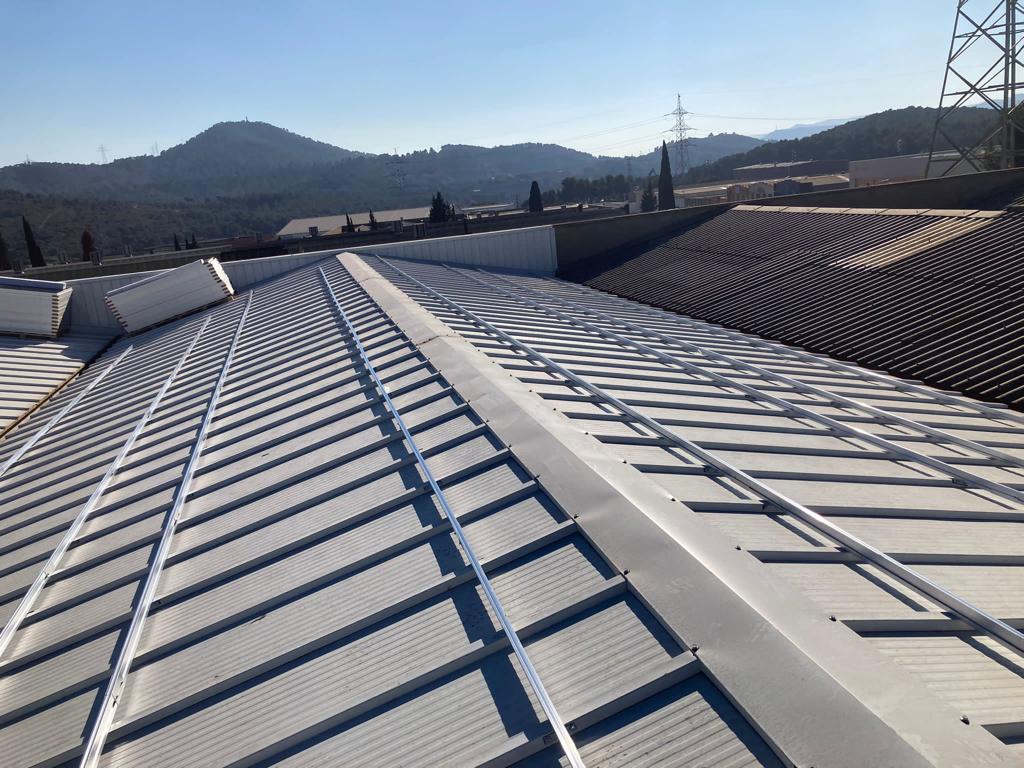 Instalacion obra autoconsumo industrial Energiber Plásticos Buma Rubí en Barcelona