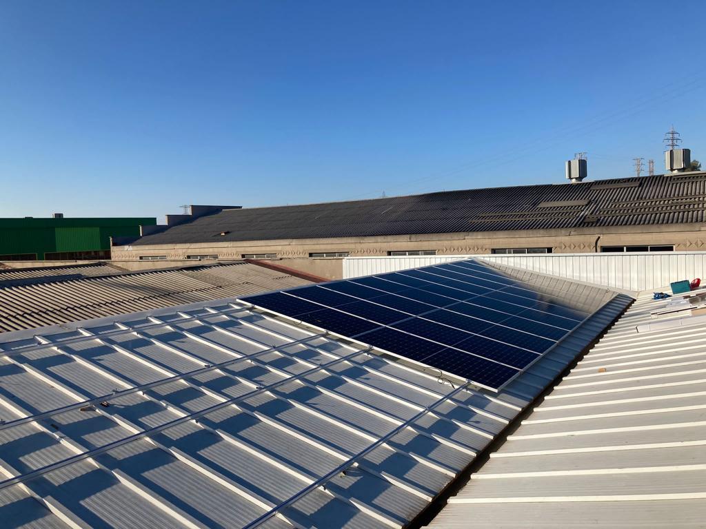 Instalacion obra autoconsumo industrial Energiber Plásticos Buma Rubí en Barcelona