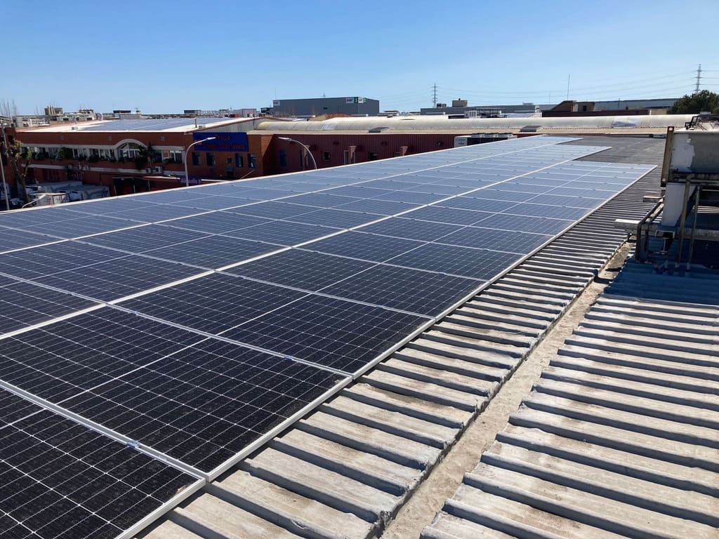 Instalacion obra autoconsumo industrial Energiber Carms B en Mercabarna Barcelona