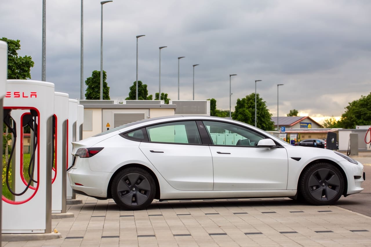 Punto de recarga de coche eléctrico Tesla - Energiber
