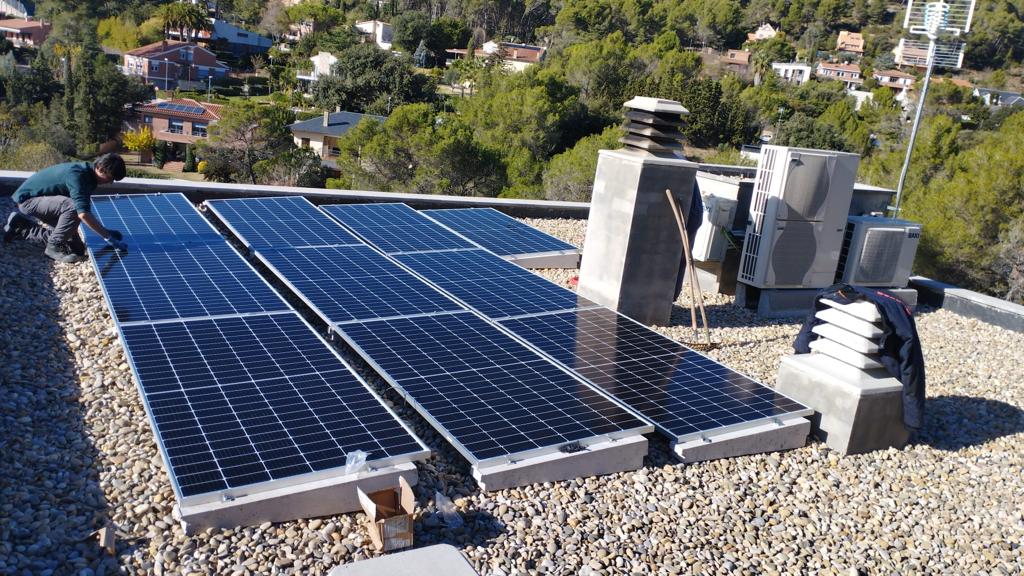 Instalacion obra autoconsumo industrial Energiber Antonio Casado en Barcelona