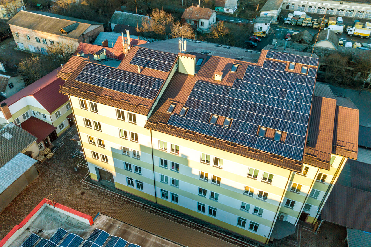 Instalación de placas solares en el tejado de un edificio para autoconsumo compartido